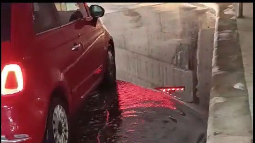 Charcos en el suelo, paredes mojadas y agua que cae del techo: así están los aparcamientos del Intercambiador de Santa Cruz de Tenerife