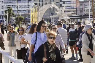 El último día del puente en Gijón, con calles llenas y altas temperaturas, en imágenes