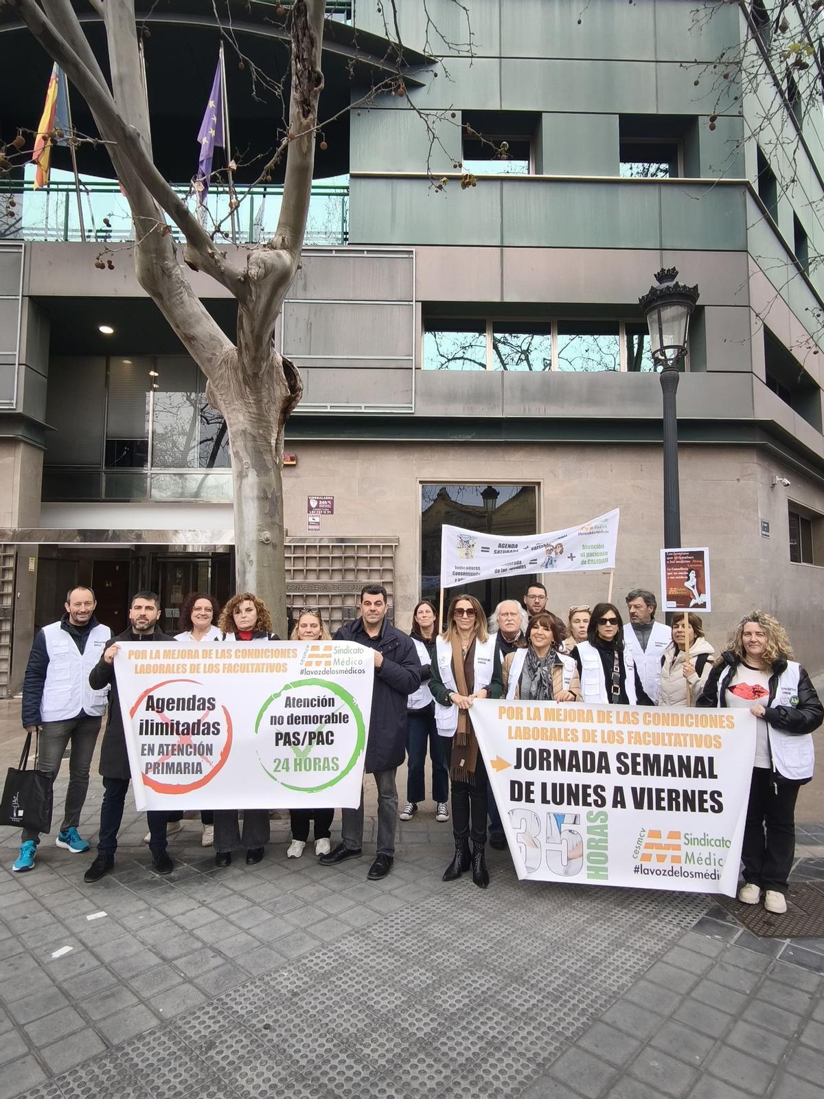 Concentración de médicos a las puertas de la Conselleria de Sanidad este 26 de enero.