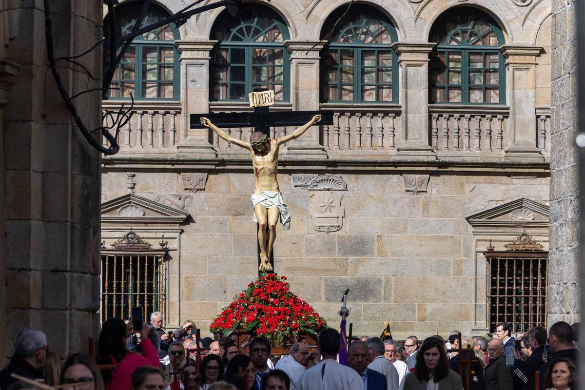 El Cristo de la Paciencia regresa a Conxo y pone el broche final a la Semana Santa compostelana