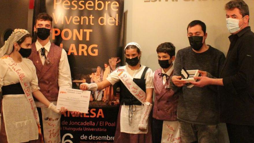 El pessebre del Pont Llarg lliura el premi de fotografia i presenta el cartell de l’edició 2021 | ARXIU PARTICULAR