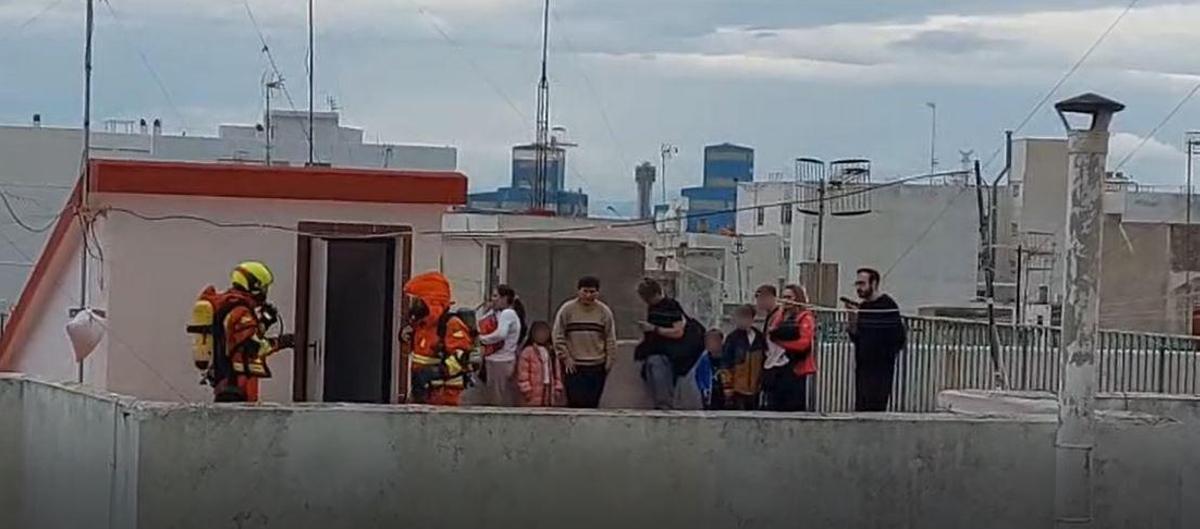 Vecinos y bomberos, en lo alto de la finca.
