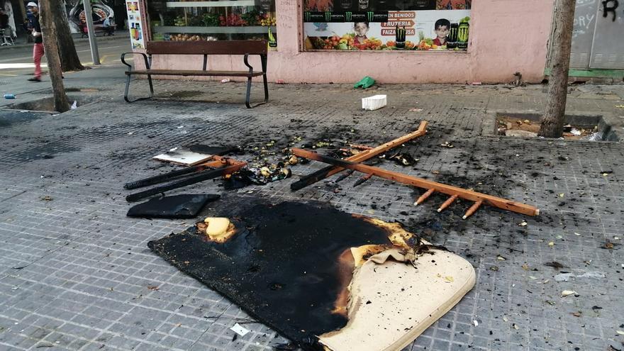 Incendio intencionado de muebles abandonados en la calle en Son Gotleu, en Palma