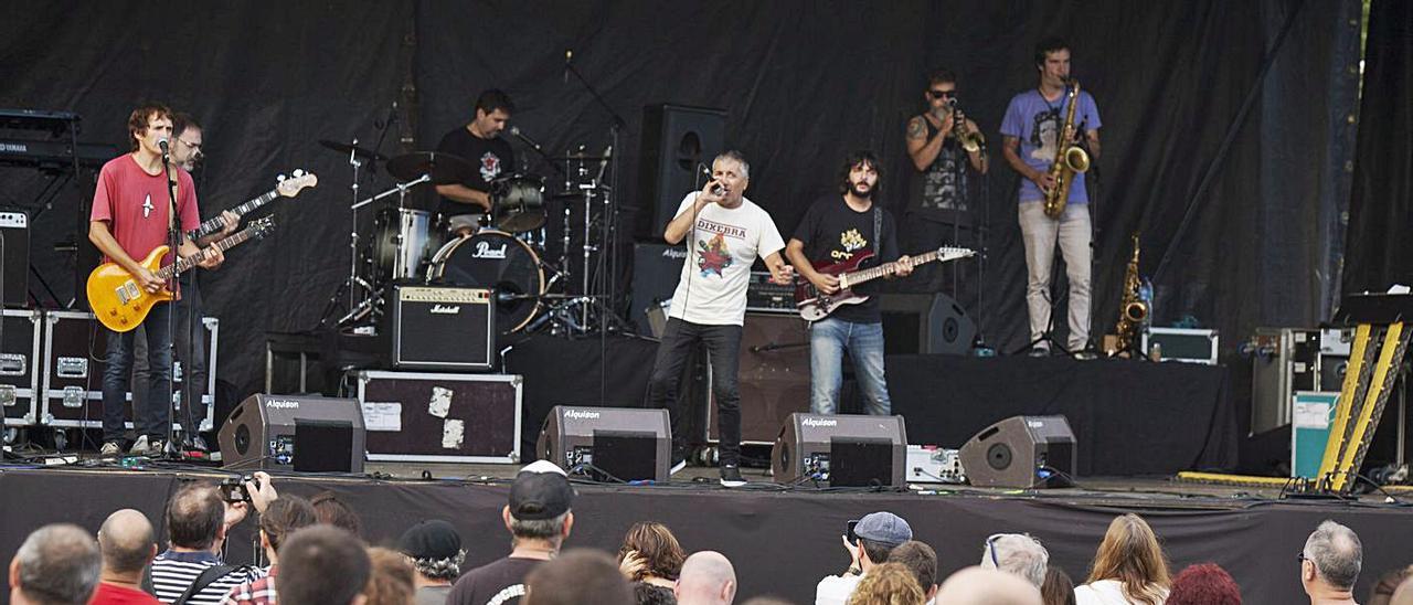 Concierto de “Dixebra” en un escenario en el parque del Truébano, en 2018. | Fernando Rodríguez