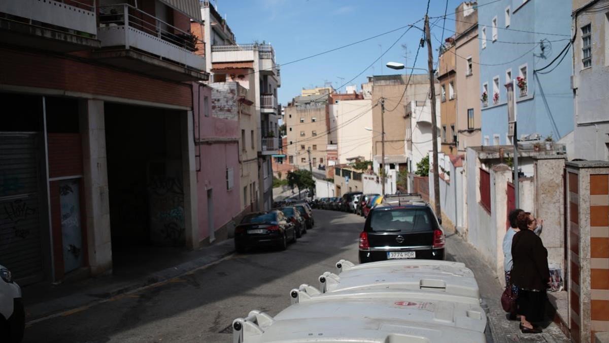 Calle de Can Queixans por donde un hombre ha arrastrado a su mujer con el coche.