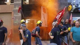 "Es una locura y nadie mete mano": Bomberos forestales de la Generalitat contra el "desmantelamiento" del cuerpo