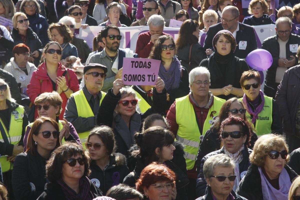 Multitudinaria manifestación contra la violencia hacia la mujeres