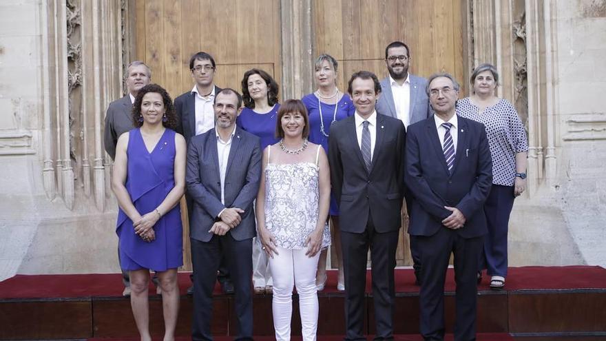 Imagen del Govern que preside Armengol. En la primera fila, a la izquierda, Catalina Cladera.