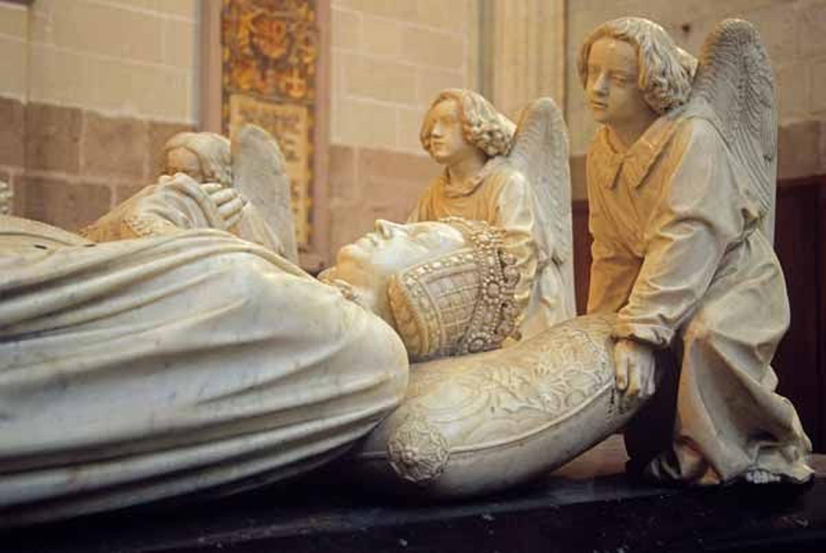 Estatuas decorativas en la tumba de Francisco II de Bretaña en el interior de la Catedral de San Pedro y San Pablo.