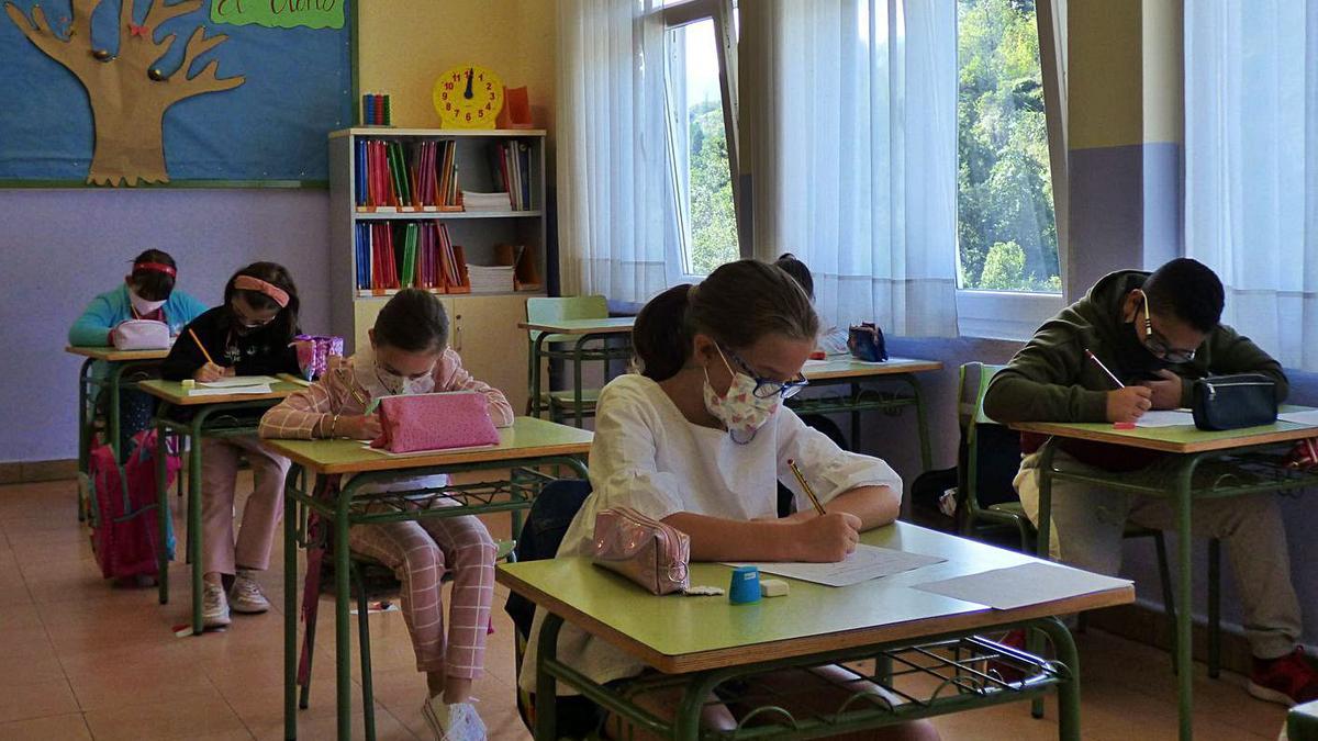 Alumnos de Primaria en su clase durante este curso. |   // DEMELSA ÁLVAREZ