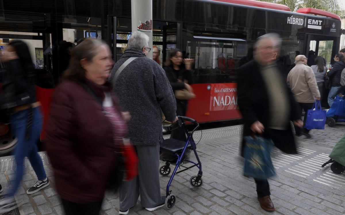 Intenso tráfico de personas en la EMT de València.