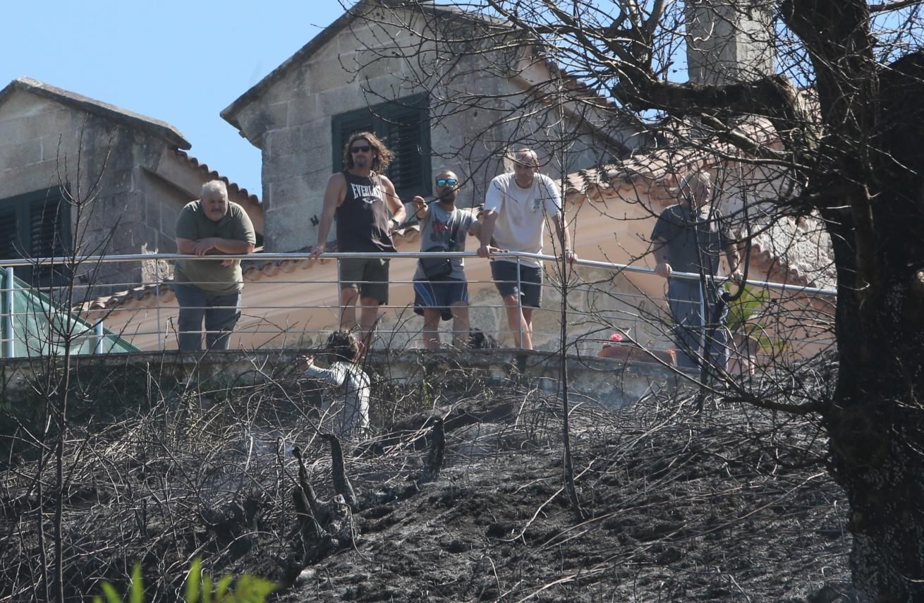Vecinos se sumaron a las labores de extinción del incendio de A Barraca, en Bueu