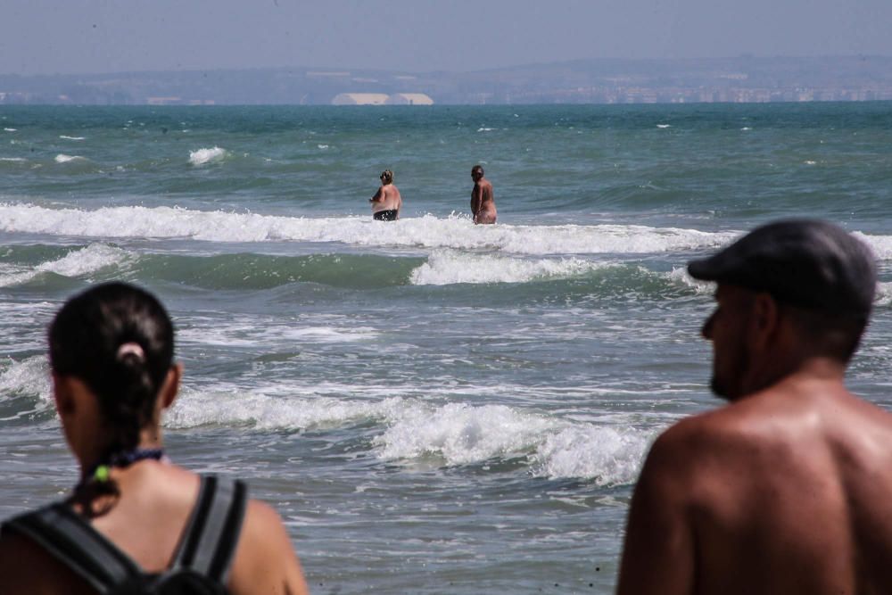 Tramo de la playa de Guardamar donde una pareja murió ahogada