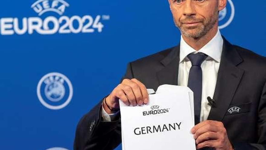 Alexsander Ceferin muestra el cartel con la elección de la UEFA.