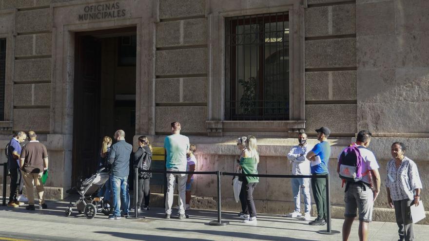 Colas en el acceso a la      
oficina del padrón. f.bustamante