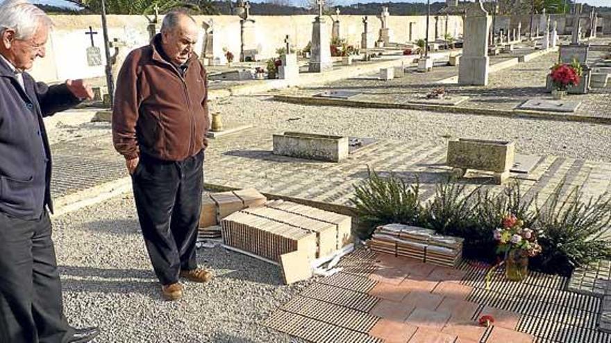 Aspecto en el que quedó ayer la lápida-monumento.