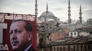 Una valla electoral de Erdogan con la mezquira Suleymaniye de Estambul al fondo.