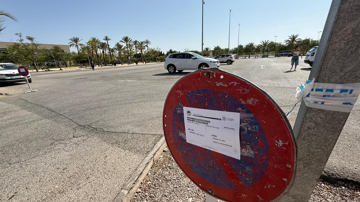 El parking principal de la UMH esta mañana preparando el recinto para las Fiestas de Elche.