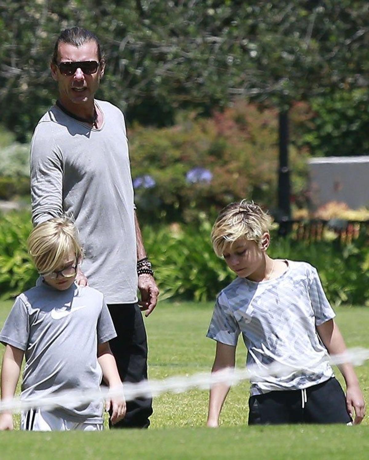 Gavin Rossdale en el parque junto a sus dos hijos mayores, Kingston y Zuma.