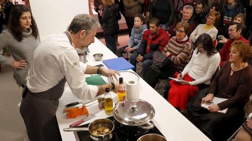 El chef Pepe Solla, elaborando un menú ante enfermos renales en el mercado del Progreso. // José Lores