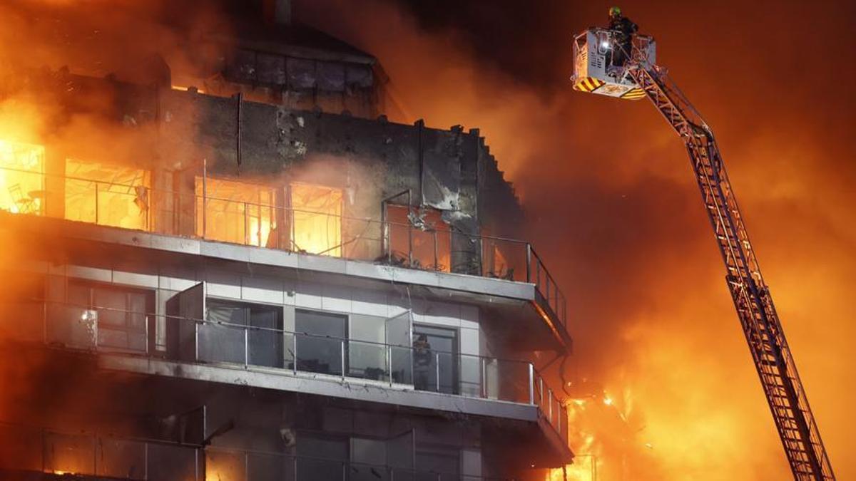 Un incendio devora un edificio en Valencia