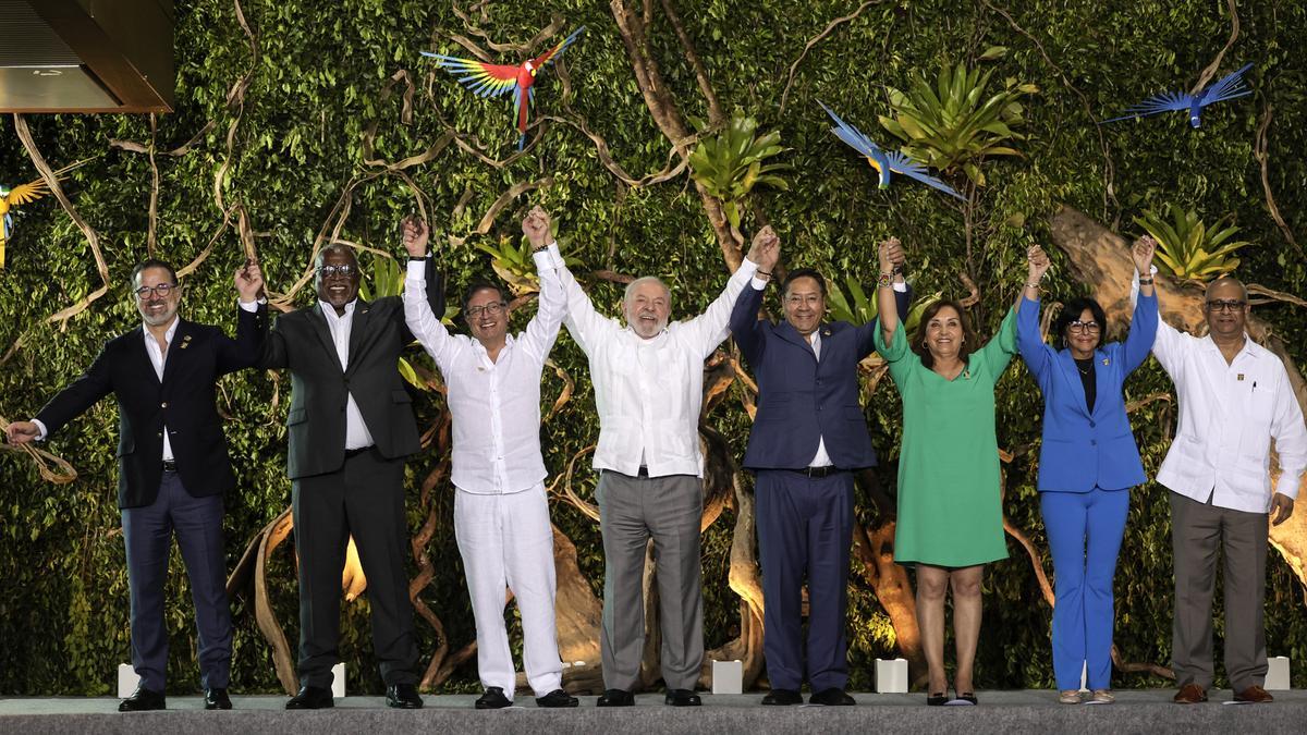 El canciller de Ecuador, Gustavo Manrique; el primer ministro de Guayana, Mark Phillips; el presidente de Colombia, Gustavo Petro; el presidente de Brasil, Luiz Inácio Lula da Silva; el presidente de Bolivia, Luis Arce; la presidenta del Perú, Dina Boluarte; la vicepresidenta de Venezuela, Delcy Rodríguez, y el canciller de Surinam, Albert Ramdin, posan durante la Cumbre Amazónica, en Belém (Brasil)