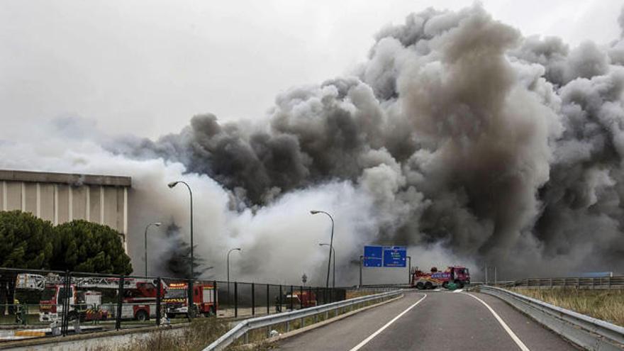 Imagen del incendio en la fábrica de Campofrío.