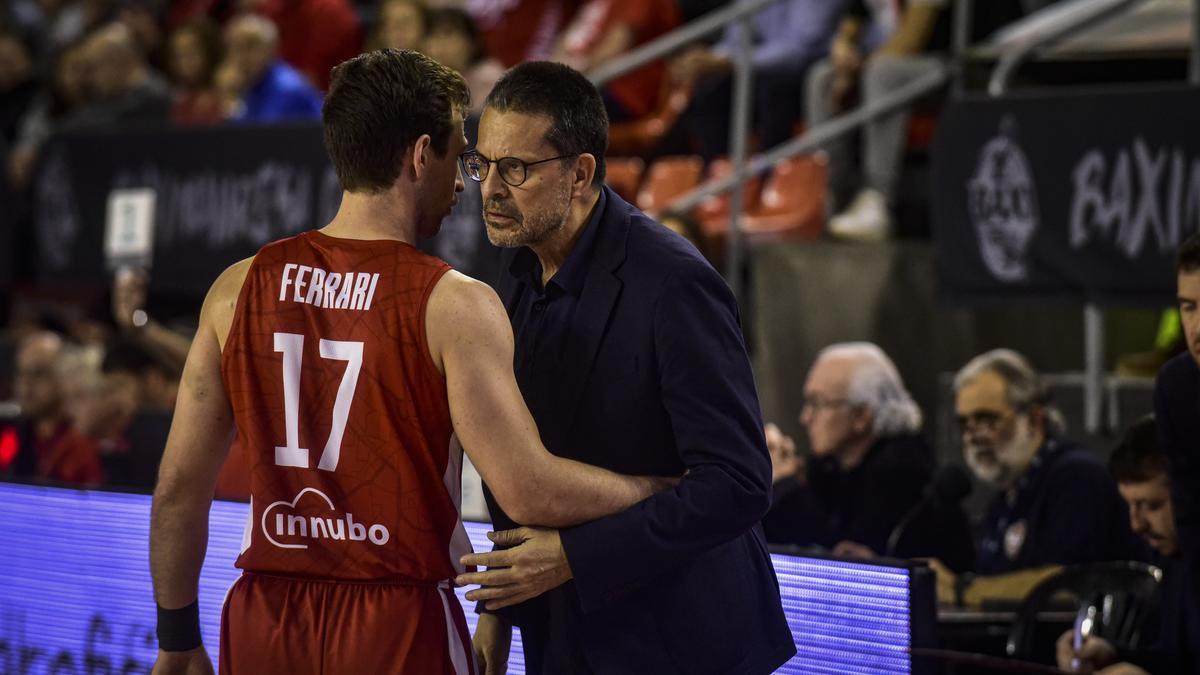 Pedro Martínez, parlant amb Ferrari durant el partit