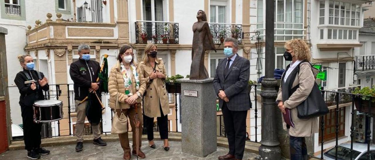 María Dolores Bertrand, tercera por la izquierda, con Graciela Blanco, el alcalde de Navia, Ignacio García Palacios, y Mari Cruz Fernández, teniente de alcalde, en la inauguración de la estatua dedicada a la mujer rural. |  Reproducción de D. Á.