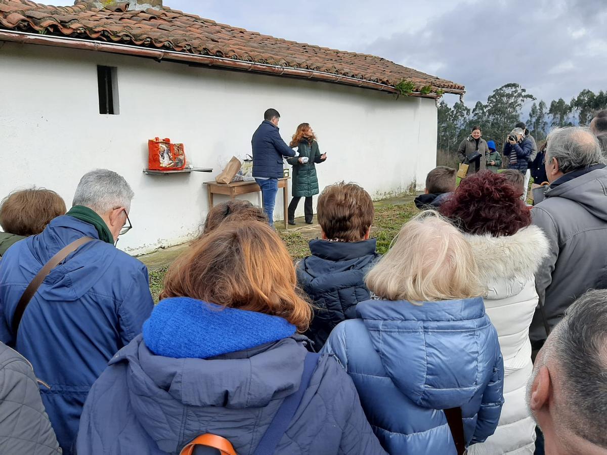 Robledo, en Llanera, bendice a sus mascotas por San Antón