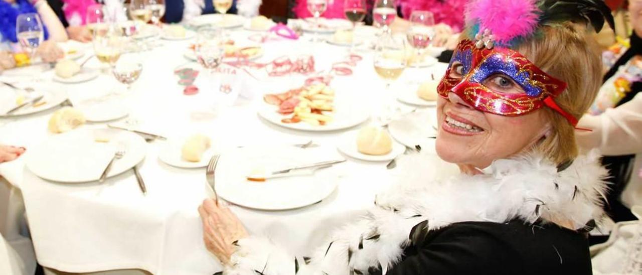 Un grupo de mujeres, disfrutando de la noche de Comadres en un restaurante del centro, el año pasado.