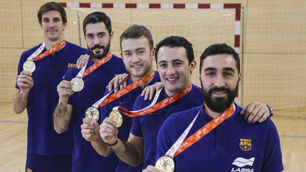Los cinco campeones blaugrana luciendo sus medallas