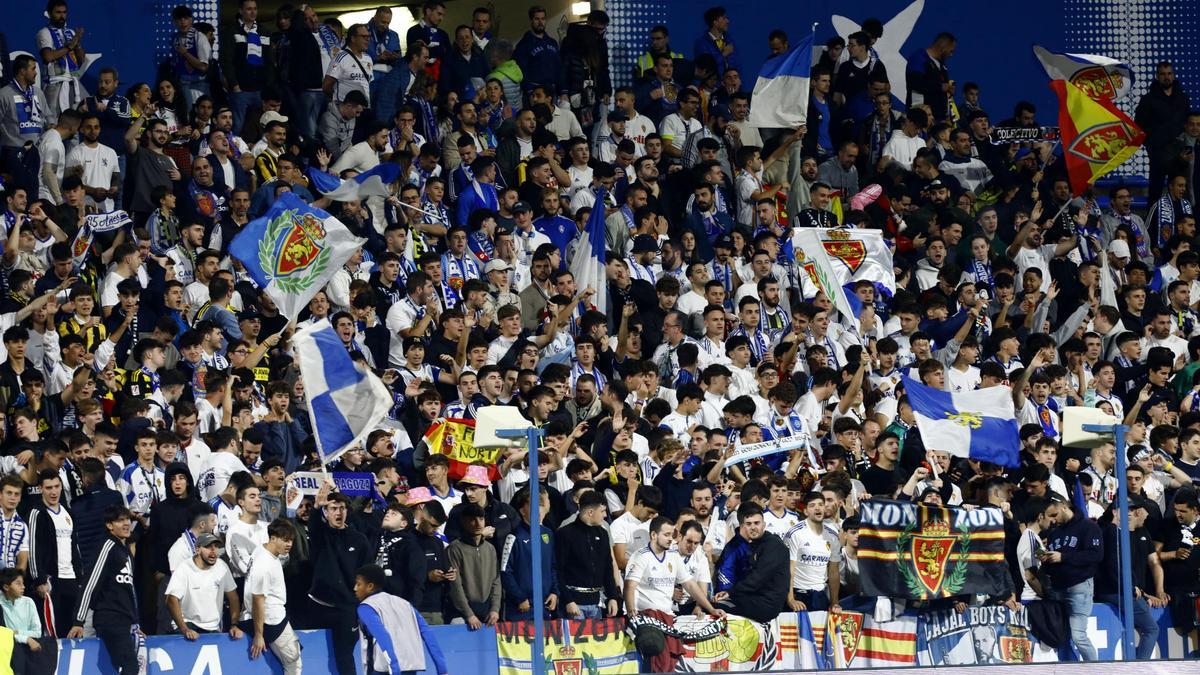 Aficionados zaragocistas, durante el derbi ante el Huesca jugado en La Romareda.