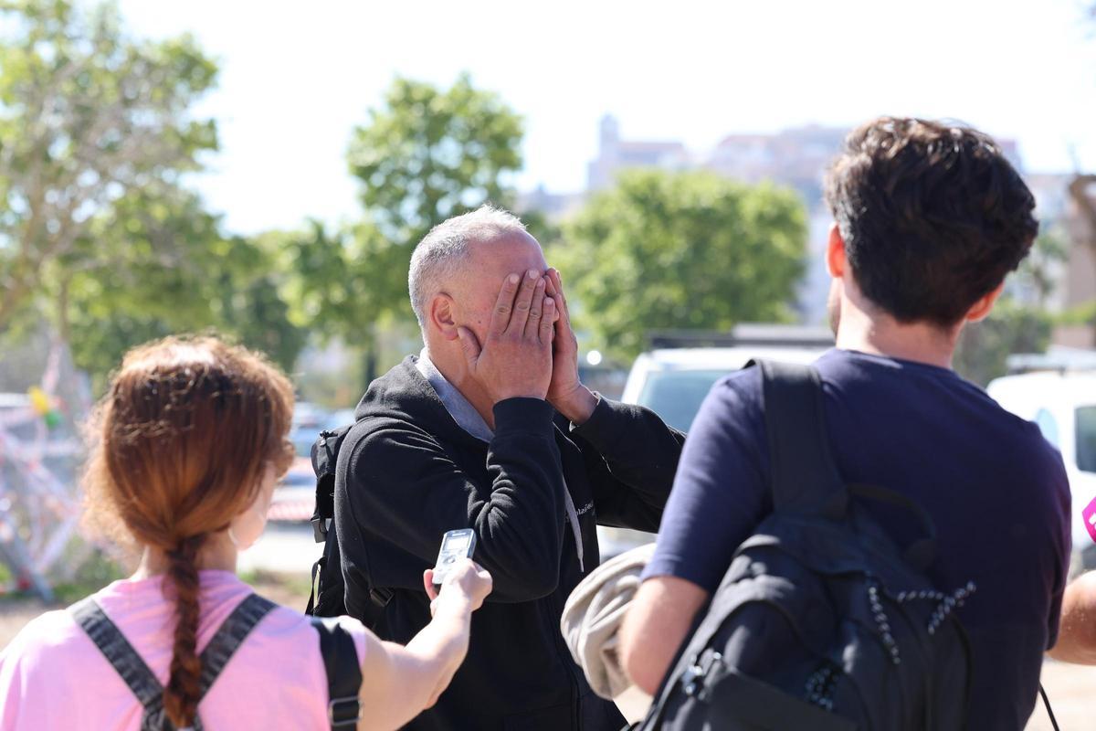 Una de las personas desalojadas atiende a los medios de comunicación.