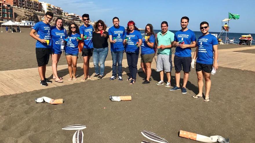 La concejala y voluntarios, durante la campaña de entrega de cucuruchos para las colillas