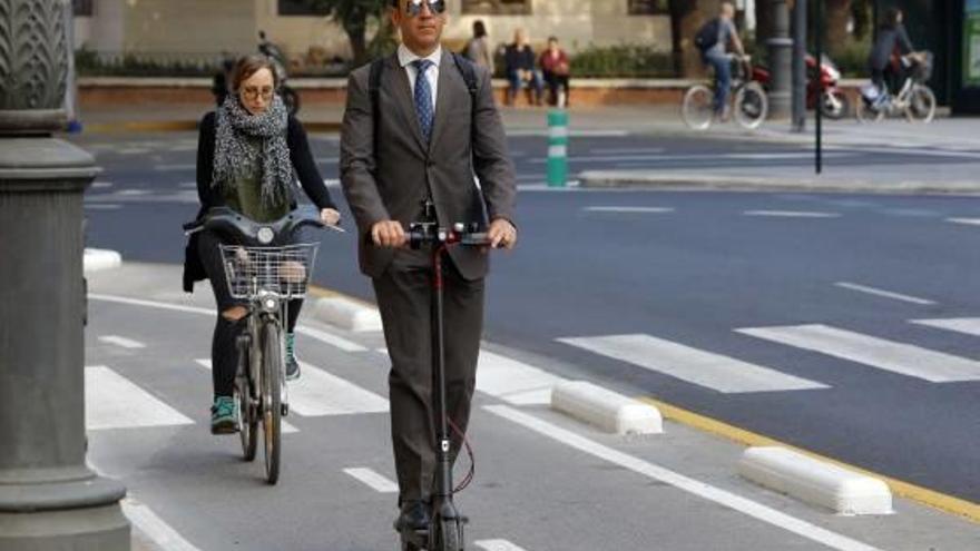 El uso de los patinetes eléctricos por toda la ciudad es cada vez más habitual.