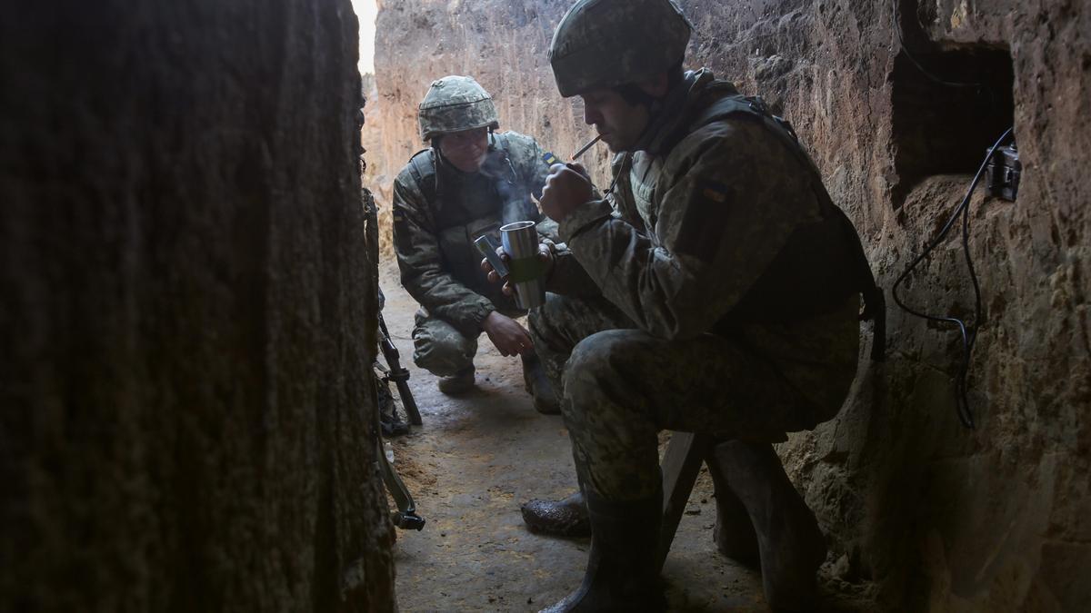 Soldados ucranianos descansan en una trinchera cerca de Svetlodarsk, creca de la ciudad de Horlivka, controlada por las milicias prorrusas.