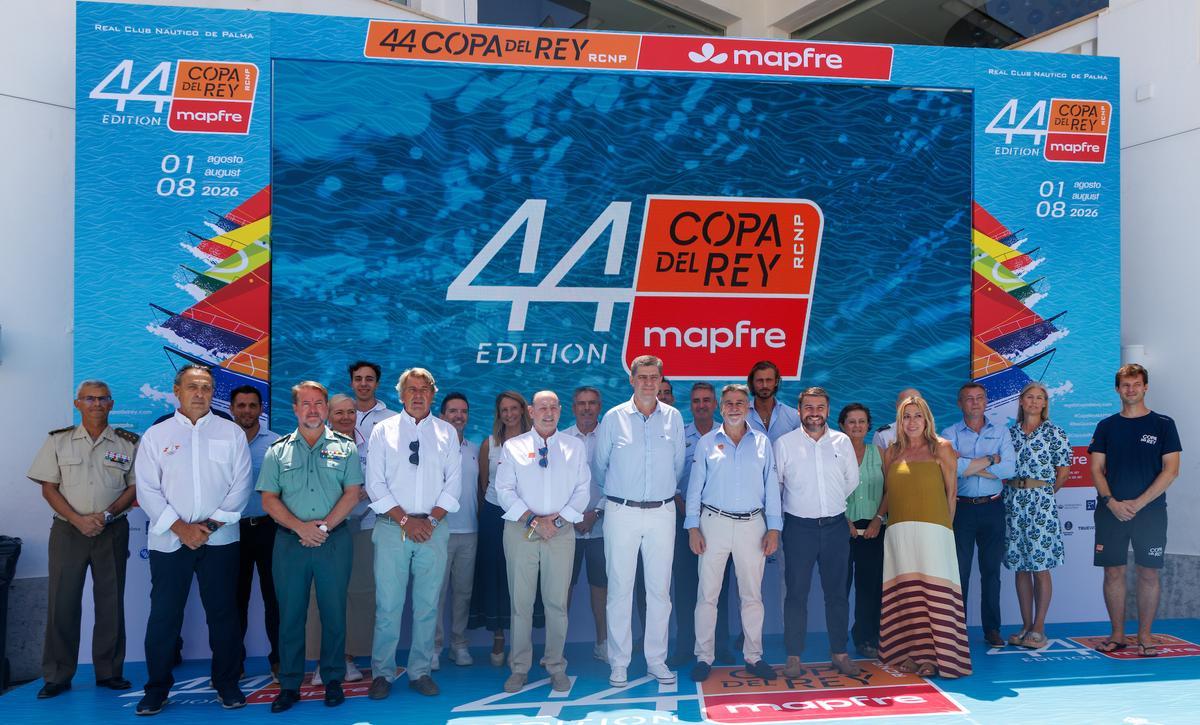 Organizadores y autoridades posan en el Real Club Náutico de Palma.