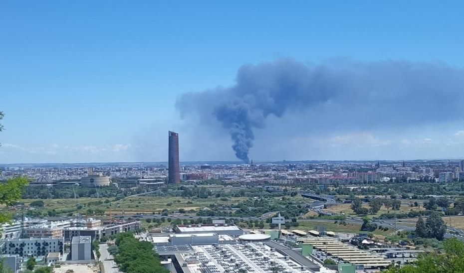 Incendio en nave de productos químicos en Alcalá de Guadaíra