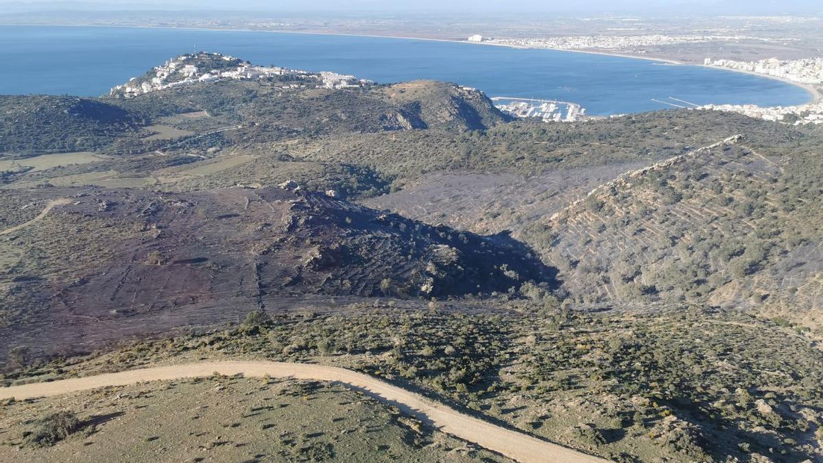 Imatges aèries de l&#039;incendi forestal de Roses