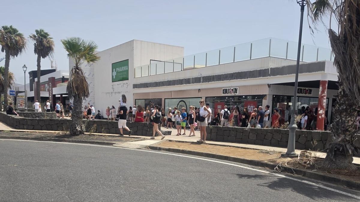 Cola de clientes, la mayoría turistas, junto a la parada de taxis esta semana próxima al puerto deportivo Marina Rubicón, en Playa Blanca, Lanzarote