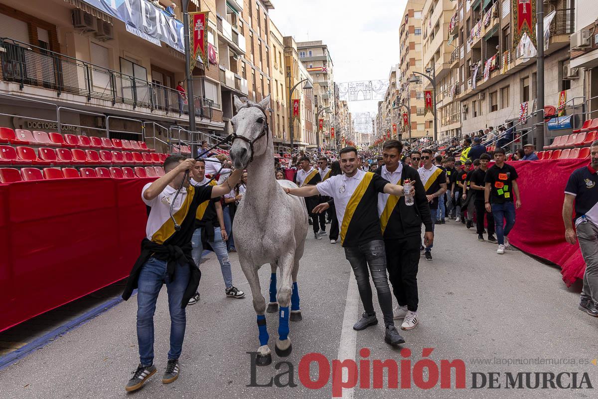 Varias personas llevan a un caballo durante el concurso Morfológico