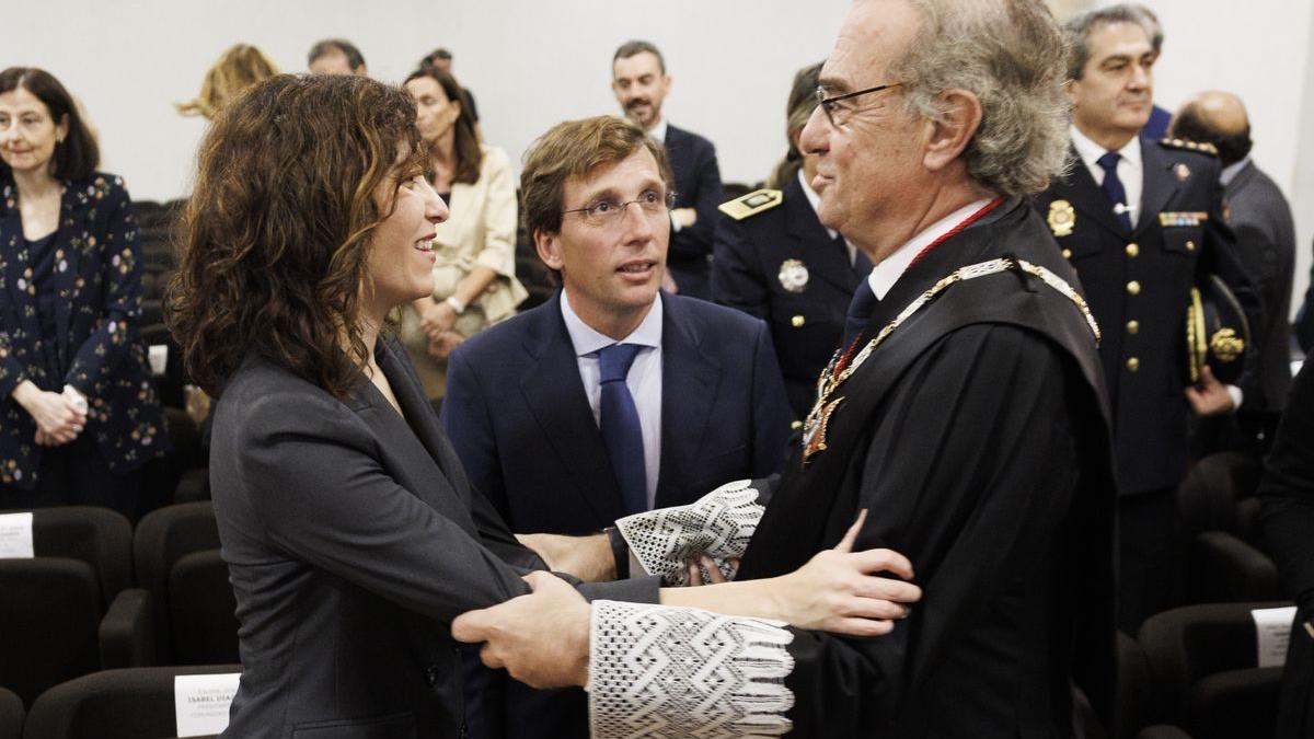 La presidenta de la Comunidad de Madrid, Isabel Diaz Ayuso, saluda a José María Alonso, decano del Ilustre Colegio de Abogados de Madrid, en presencia del alcalde Madrid, José Luis Martínez Almeida.