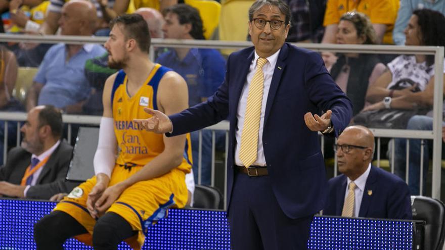 Luis Casimiro, pidiendo explicaciones en un partido.