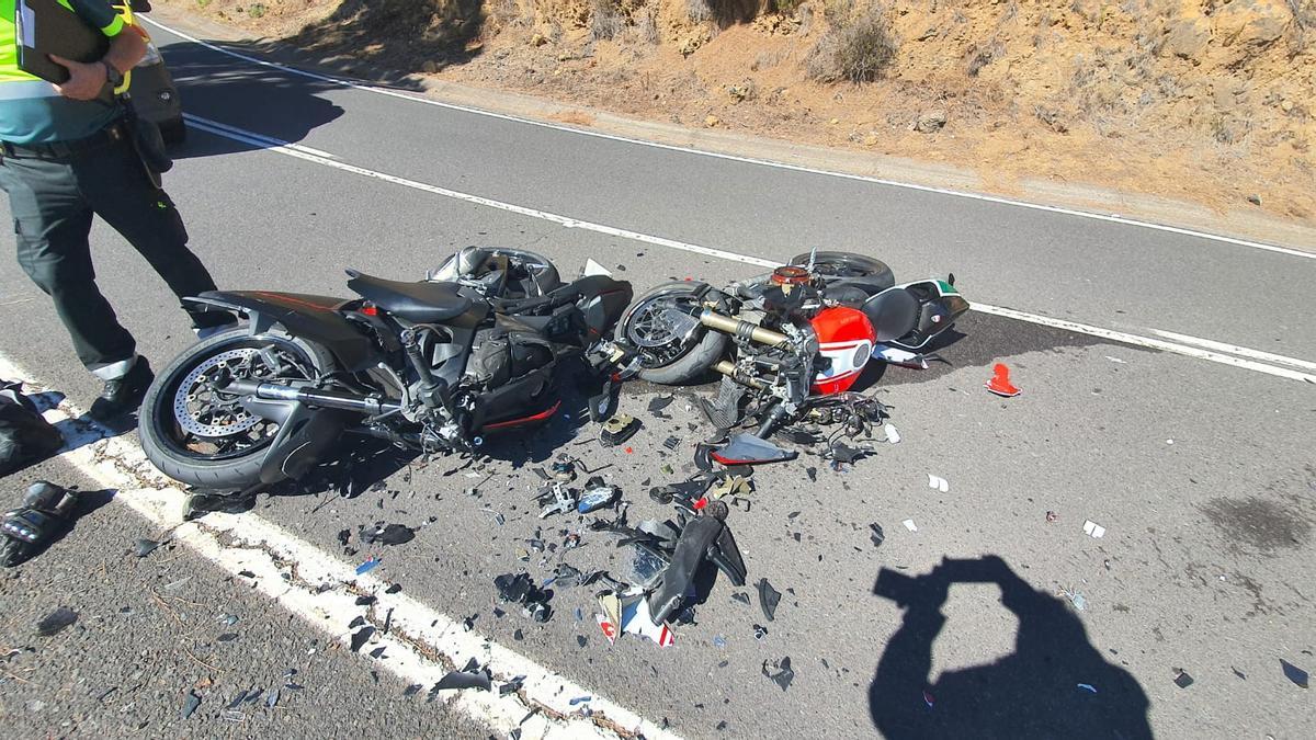 Estado de las motos tras el accidente en la carretera de Los Loros.