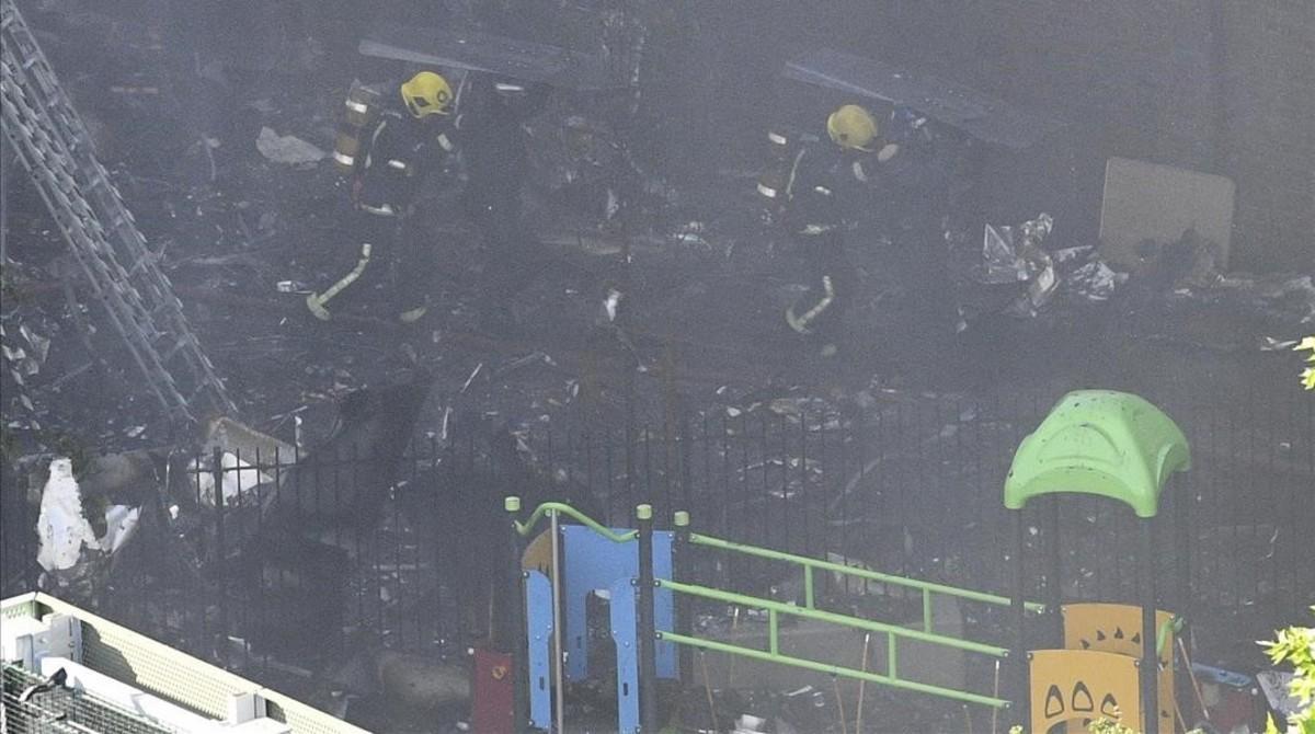 Bomberos durante las labores de extinción.