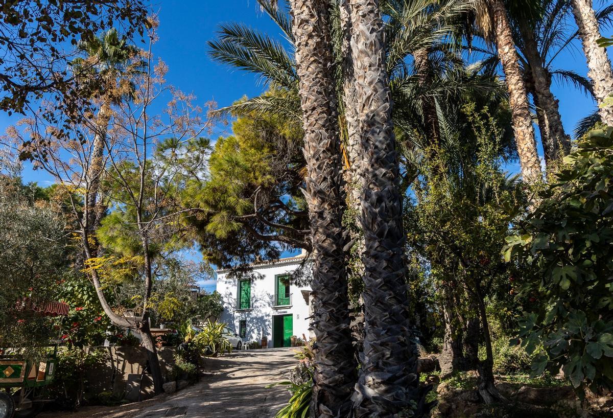 La finca se ubica en una parcela de dos hectáreas junto a la A-70