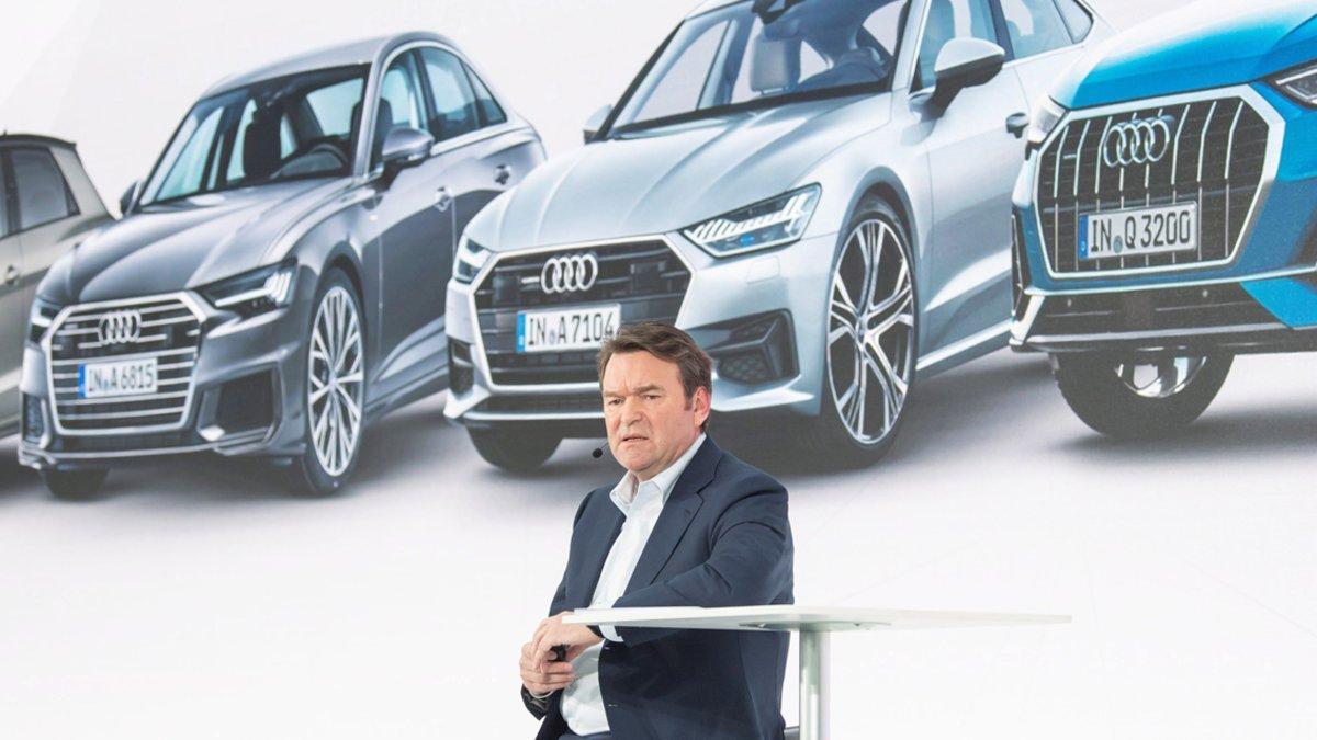 EPA5899. INGOLSTADT (ALEMANIA), 14/03/2019.- El presidente del fabricante de vehículos alemán Audi, Bram Schot, presenta los resultados anuales de la compañía en una rueda de prensa convocada este jueves en Ingolstadt (Alemania). Audi, filial del Grupo Volkswagen, ganó 3.463 millones de euros en 2018, un 0,9 % más, a pesar del impacto negativo de los casi 1.200 millones de euros por la crisis del diésel (dieselgate) y las dificultades que ha sufrido para adaptarse al nuevo ciclo de emisiones y consumos WLTP. EFE/ Lukas Barth-Tuttas