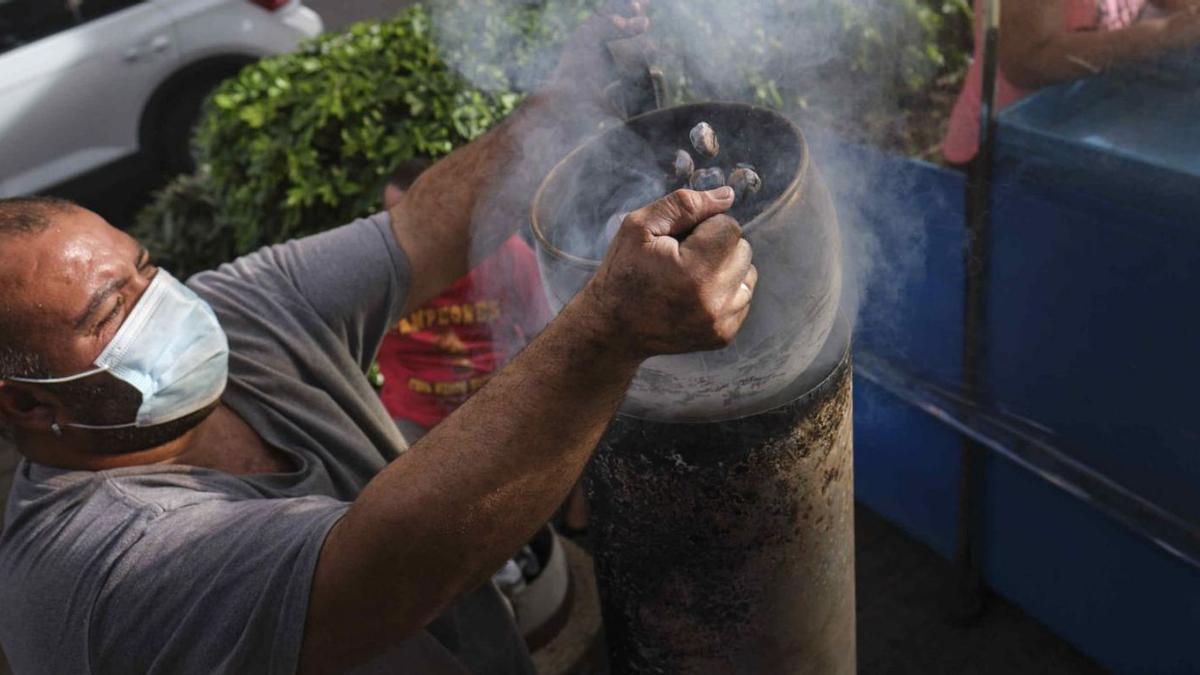 Domingo Negrín, tostador de castañas que mantiene esta tradición heredada de su abuelo. | | CARSTEN W. LAURITSEN