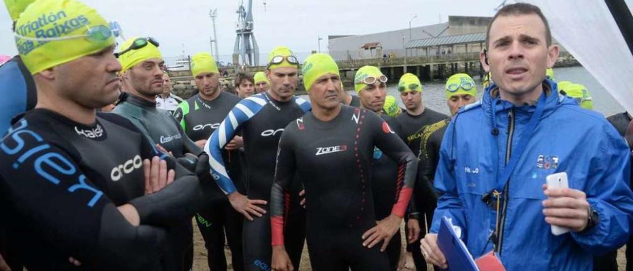 Los participantes en el triatlón llegaron a colocarse el neopreno para la prueba de natación. // Noé Parga